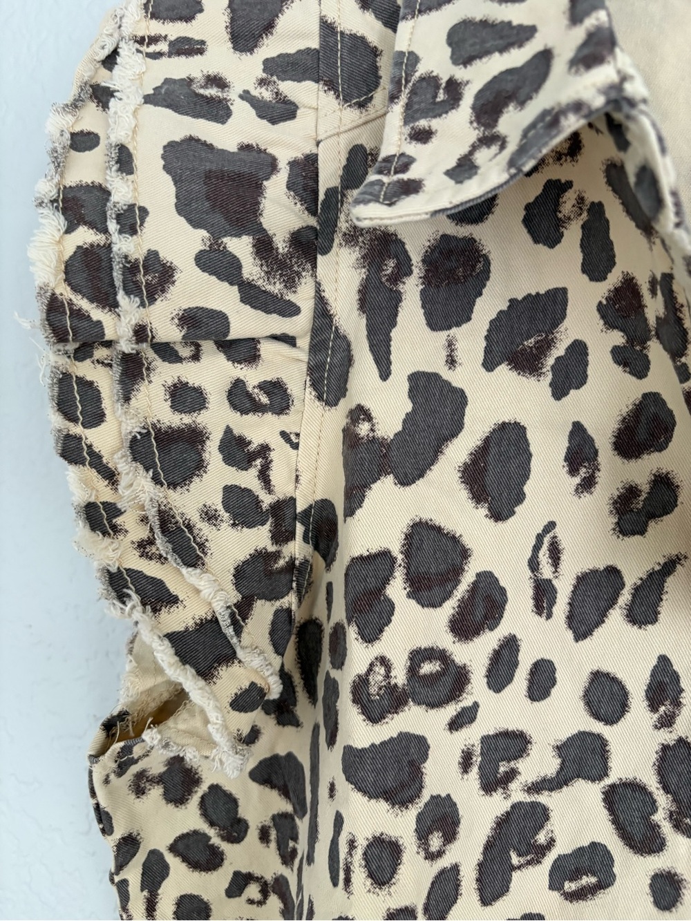 ❤️ Elegant entro Leopard-Print Sleeveless Button-Up Top - Beige & Black - Picture 4 of 8